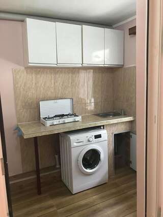 Гостевой дом Irakli Батуми Двухместный номер с 2 отдельными кроватями и душем-1